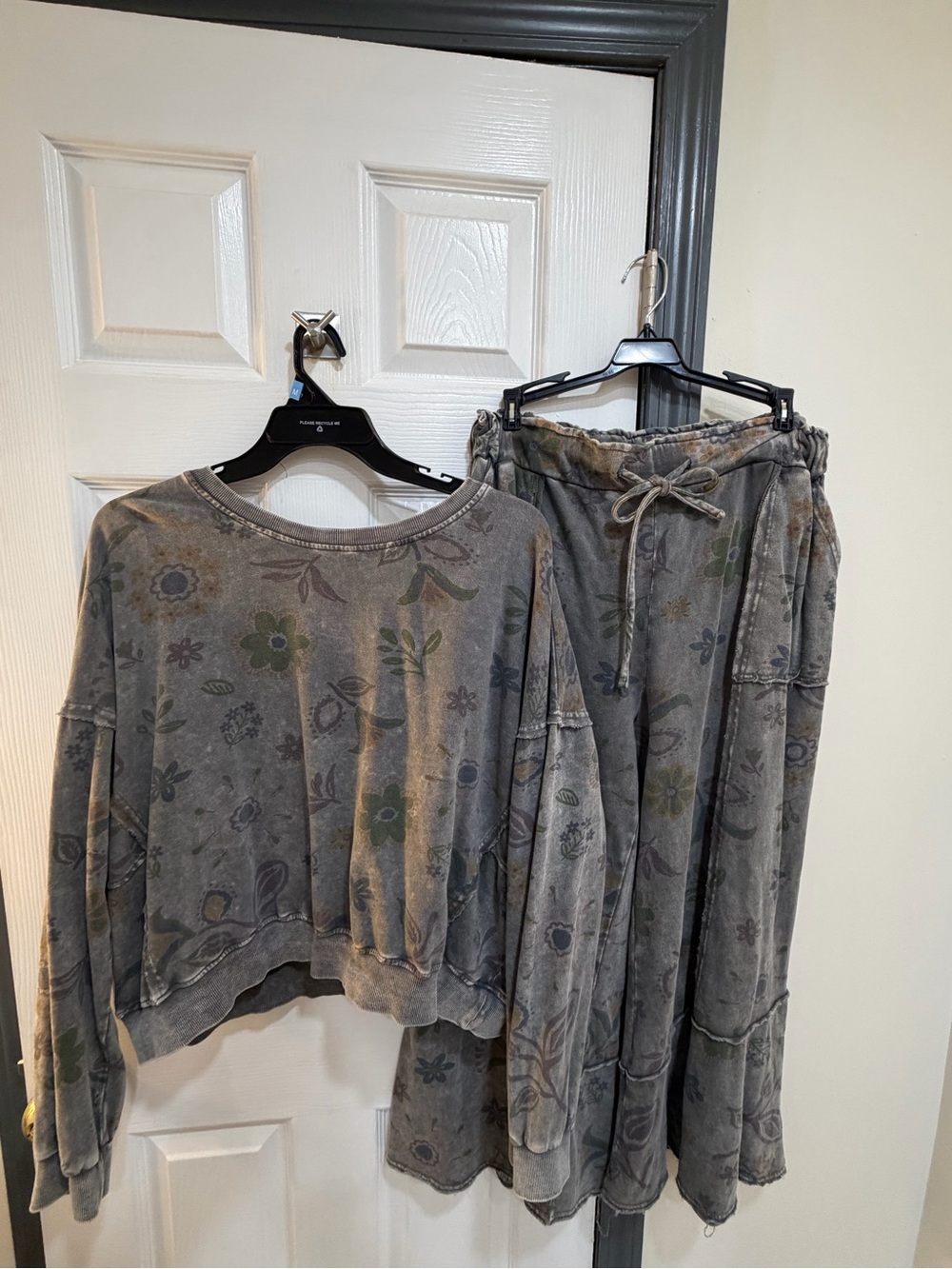 easel Gray Floral Wide-Leg Lounge Pants